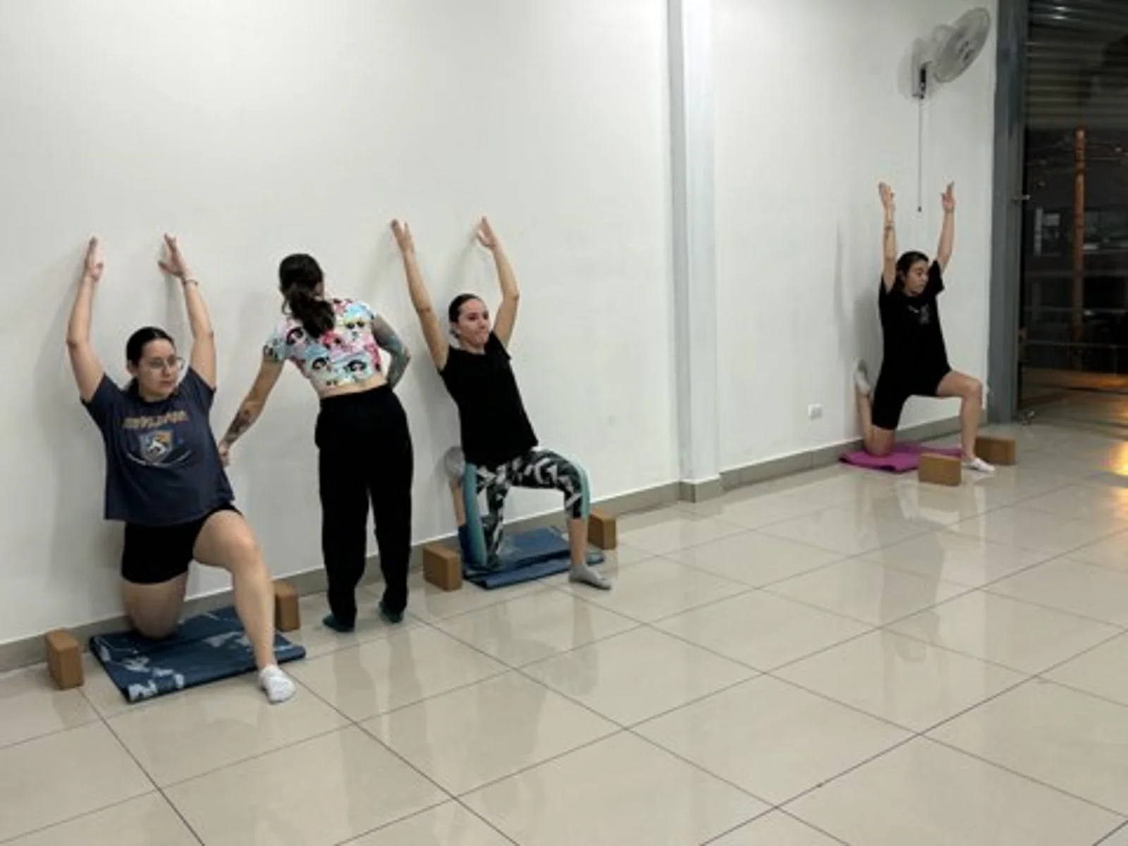Estudiantes durante una clase de flexibilidad en Mon Talent