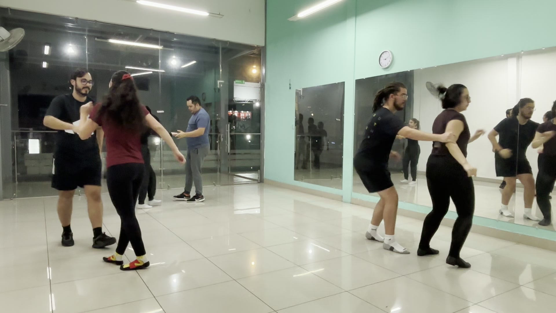 Grupo avanzado practicando una coreografía de baile popular en Mon Talent