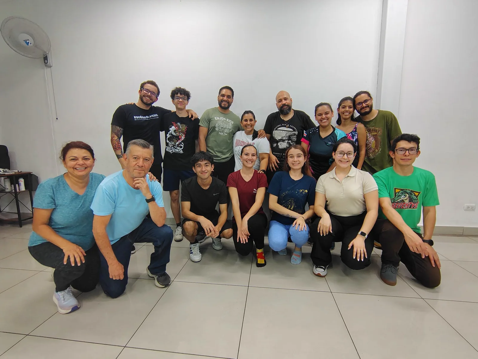 Comunidad de estudiantes de Mon Talent reunida en la academia