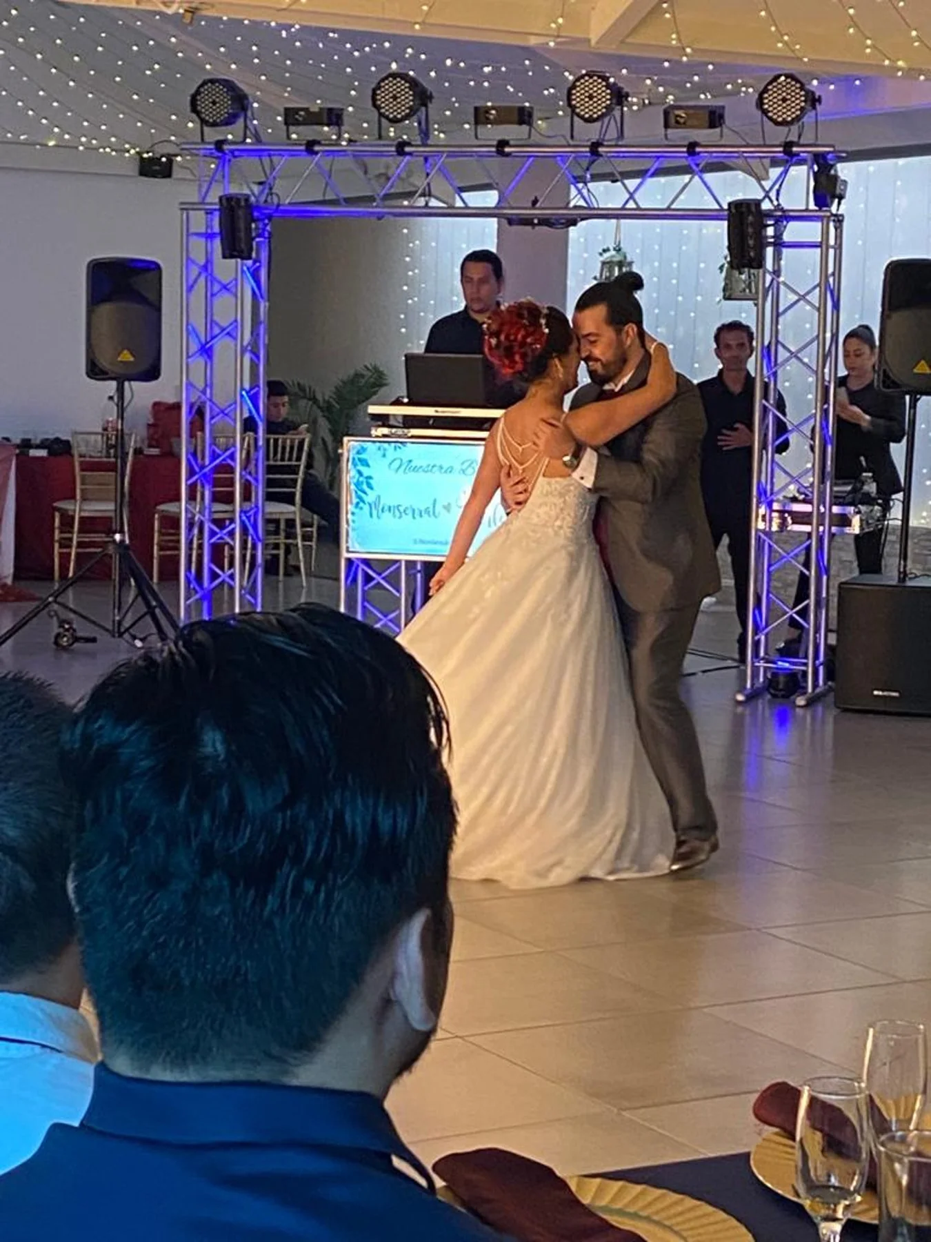Pareja presentando su primer baile durante la celebración de su boda
